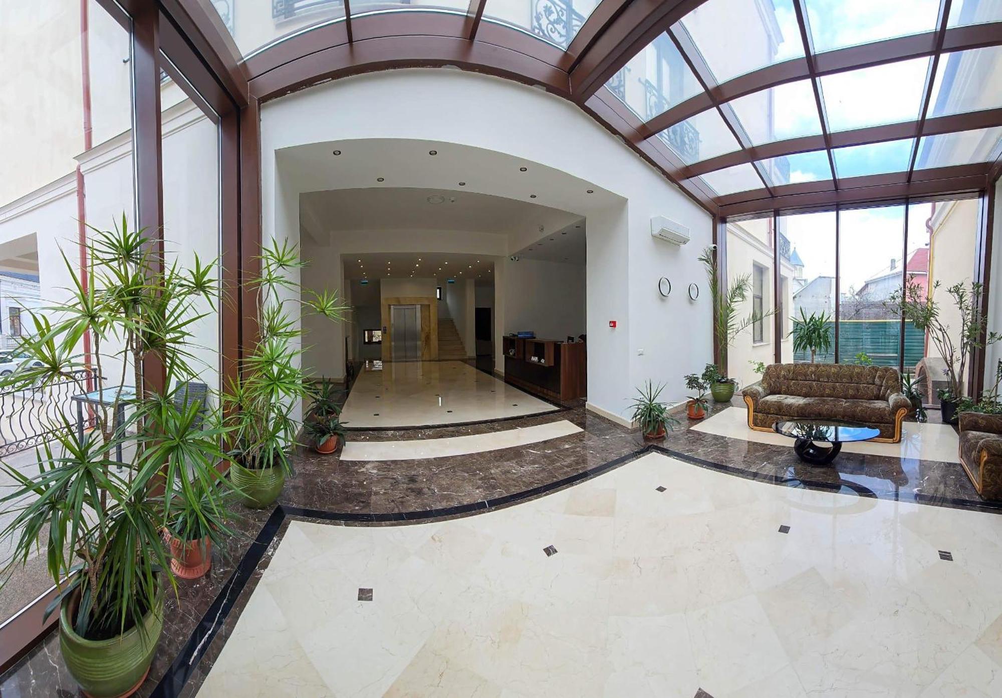 Green Park Boutique Hotel Focsani Exterior photo