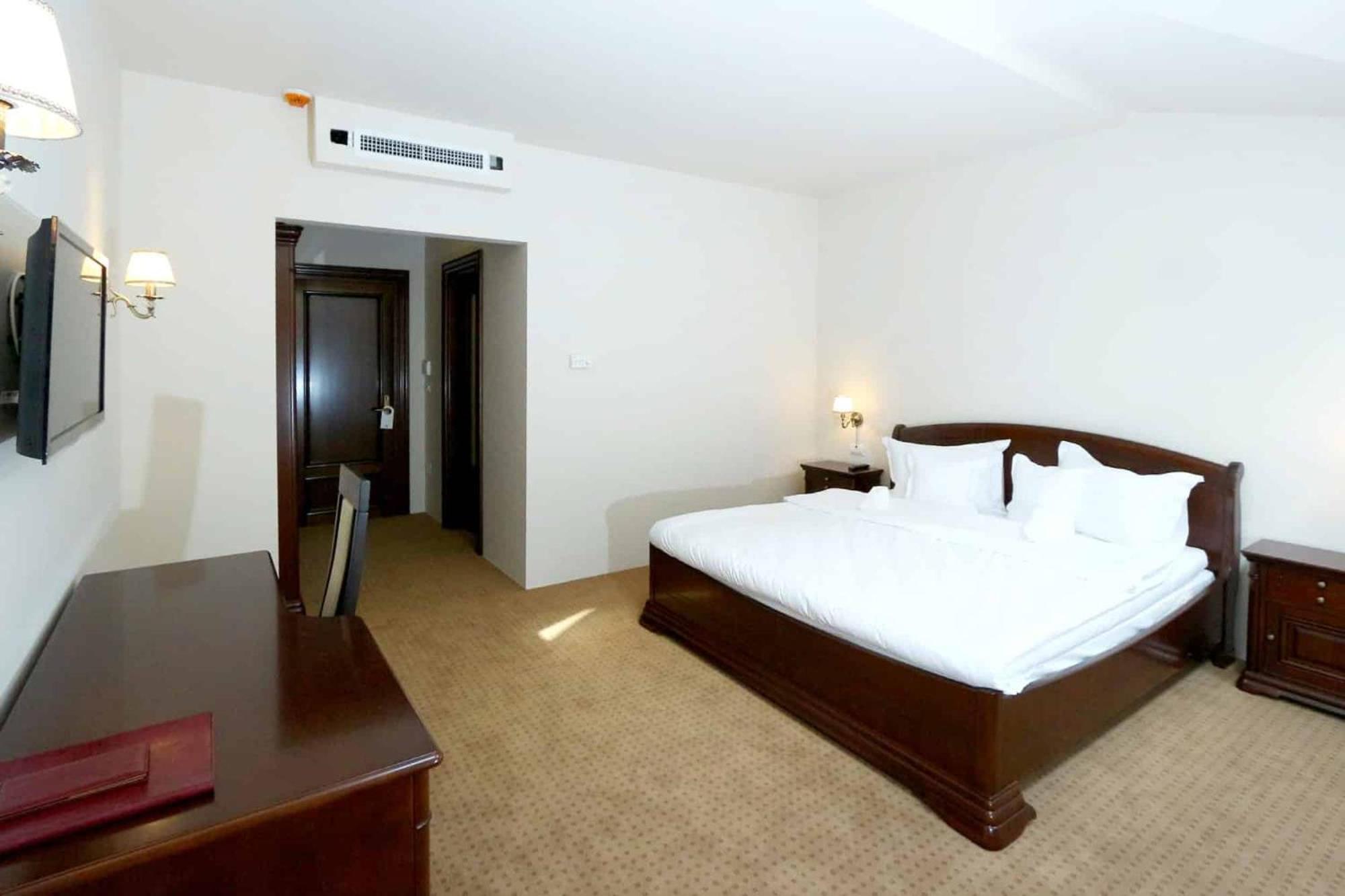 Green Park Boutique Hotel Focsani Exterior photo