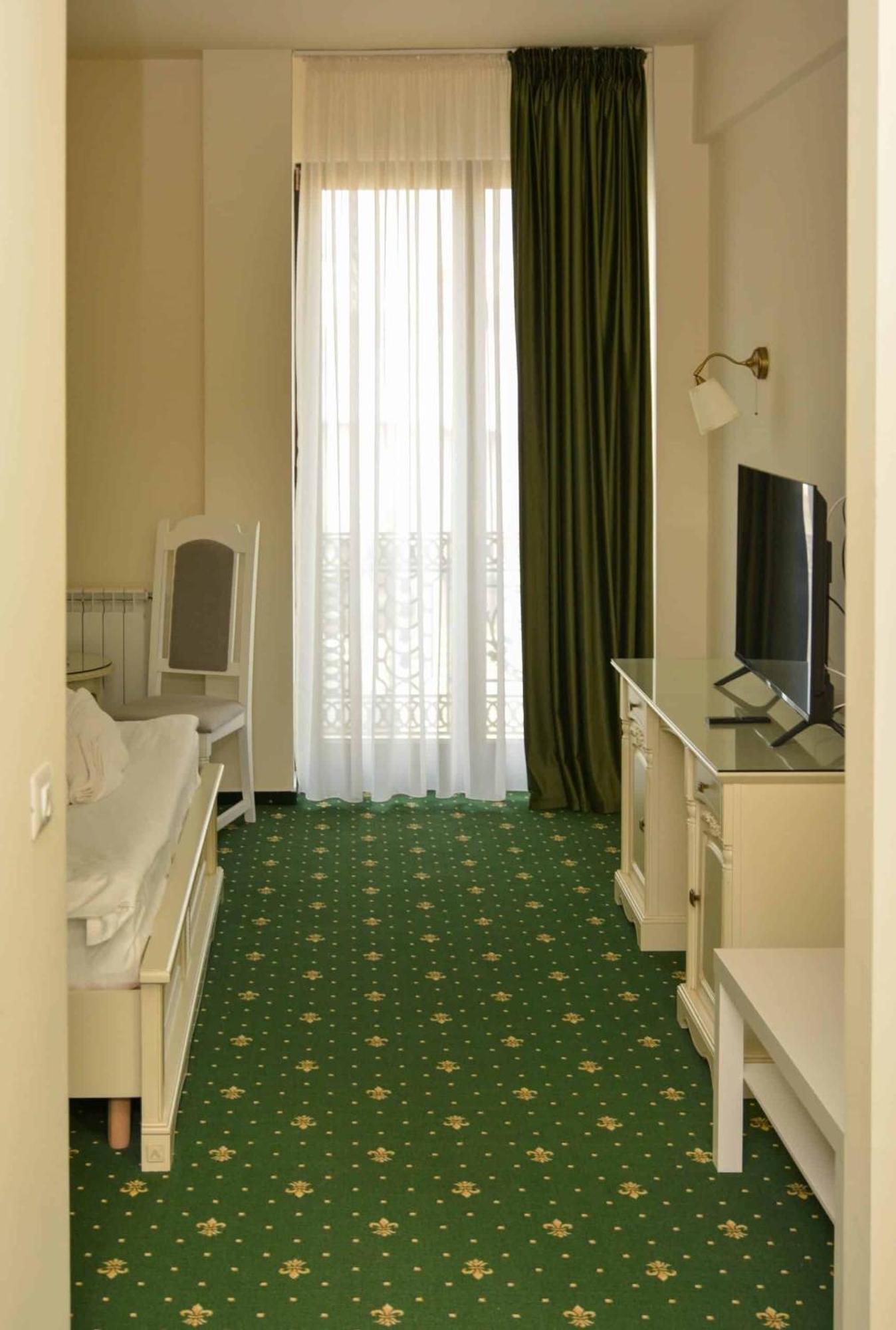 Green Park Boutique Hotel Focsani Exterior photo