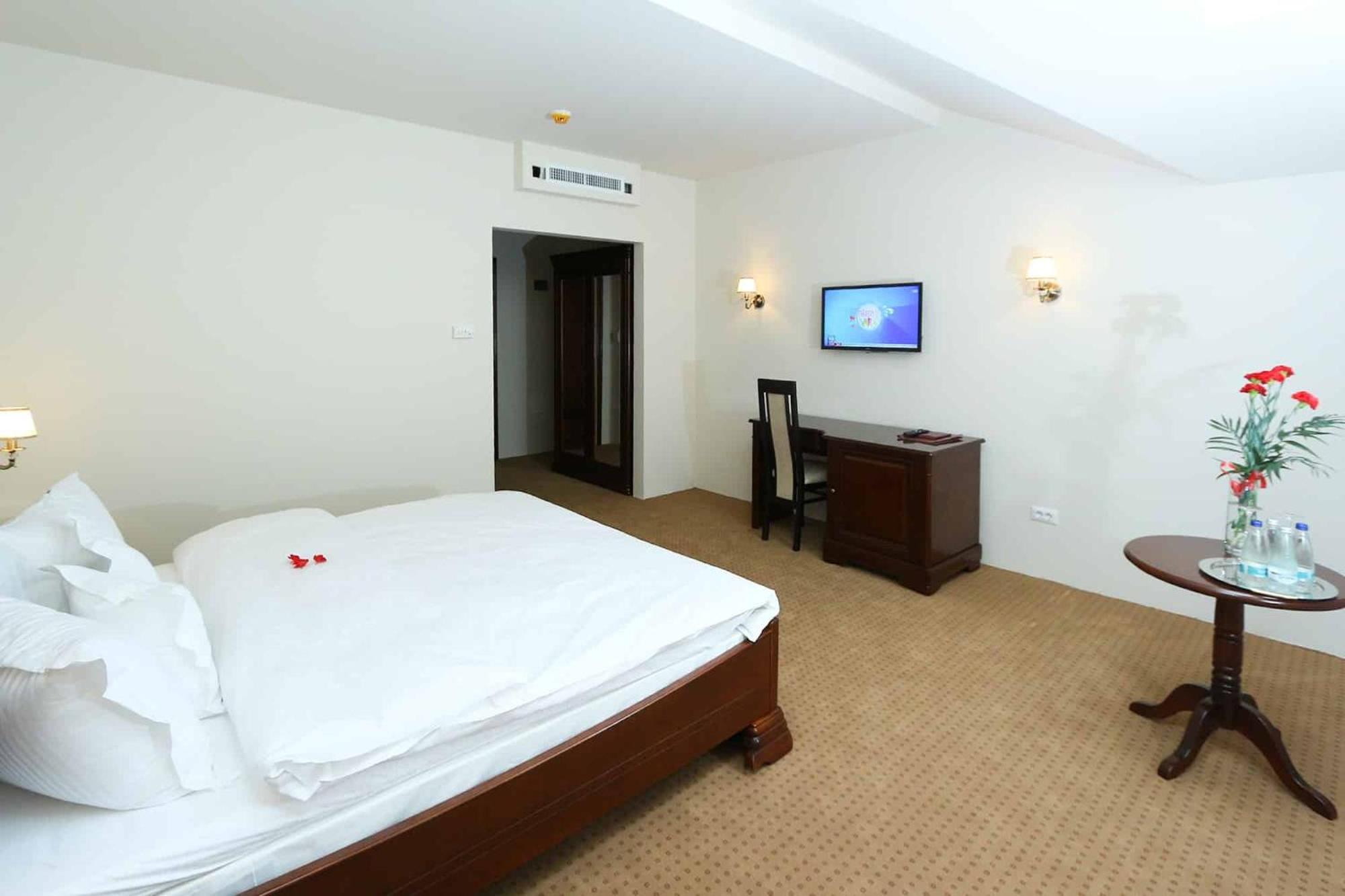 Green Park Boutique Hotel Focsani Exterior photo